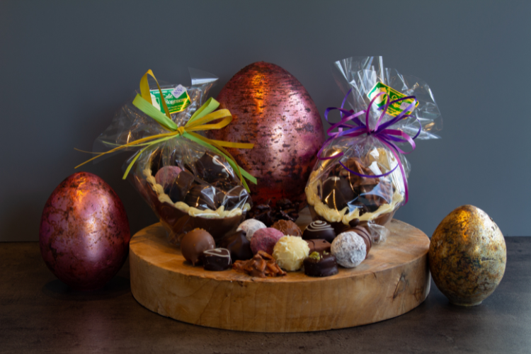 Pralinen der Saison zu Ostern im hausgemachten Schokoladenei - perfekt als Mitbringsel zum Osterbrunch!